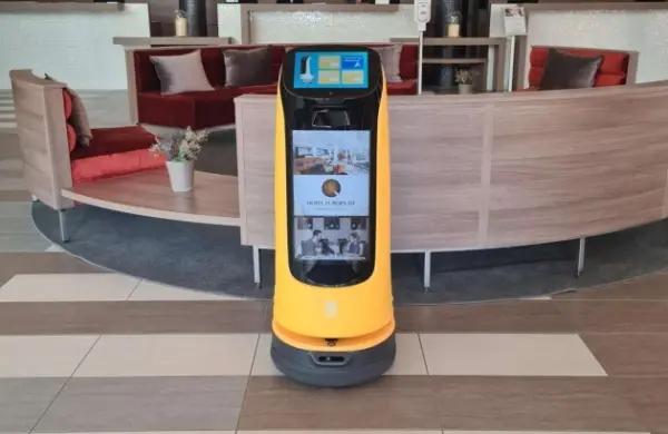 KettyBot felszolgáló robot a szálloda éttermében