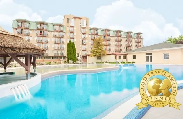 Kültéri medence nádtetős pavilonnal és a World Travel Awards 2025 díj emblémája