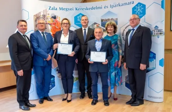 Díjazottak oklevelekkel a Zala Megyei Fogyasztókért díjátadón
