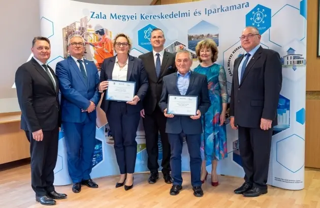 Díjazottak oklevelekkel a Zala Megyei Fogyasztókért díjátadón