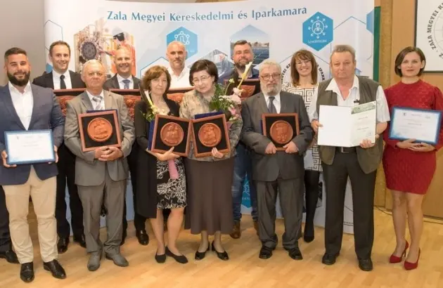 Díjazottak oklevelekkel és emlékplakettekkel a kamarai díjátadón