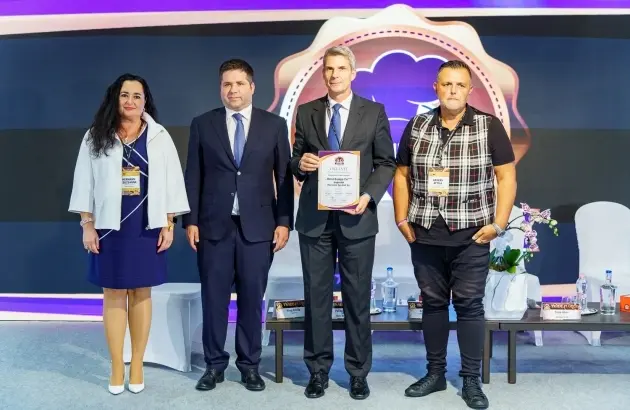 Díjazottak oklevelekkel a HoReCa hősök díjátadóján