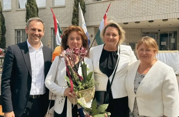 Molnár Ágnes virágcsokorral a díjátadón