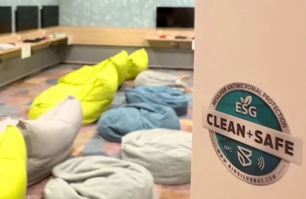 ESG Clean+Safe matrica a játszóház babzsákjai mellett