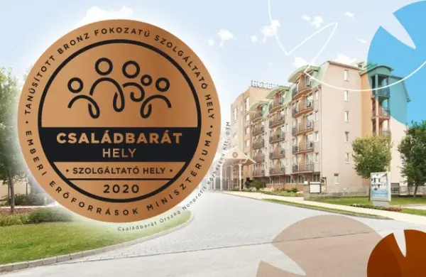 Családbarát Hely 2020 embléma és a szálloda épülete