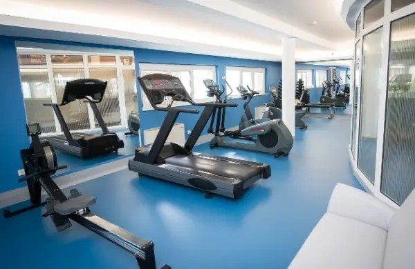Unser erneuerter Fitnessraum lockt einen zur Bewegung an