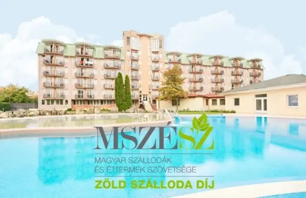 Kültéri medence a szálloda előtt és az MSZÉSZ Zöld Szálloda logó