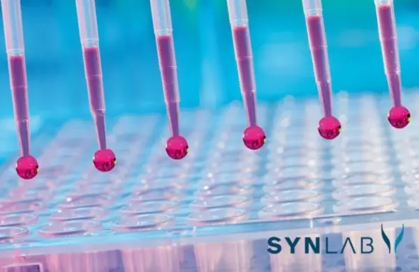 Laboratóriumi mintavétel pipettákkal és Synlab logó
