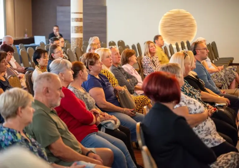 Figyelő hallgatóság a konferenciateremben