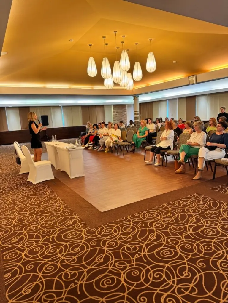 Előadás a konferenciateremben félkörben ülő hallgatósággal