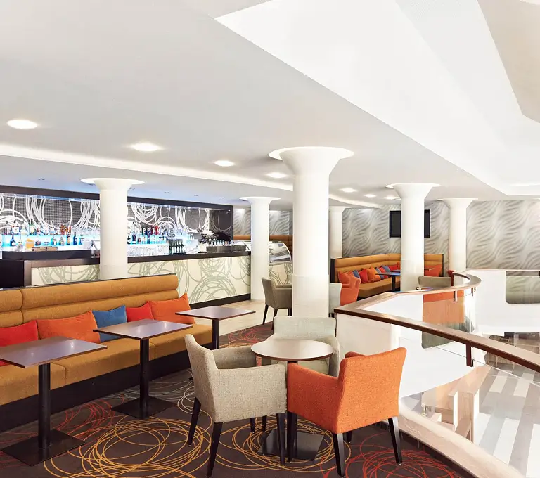 Lobbi bár színes ülőgarnitúrákkal és pulttal