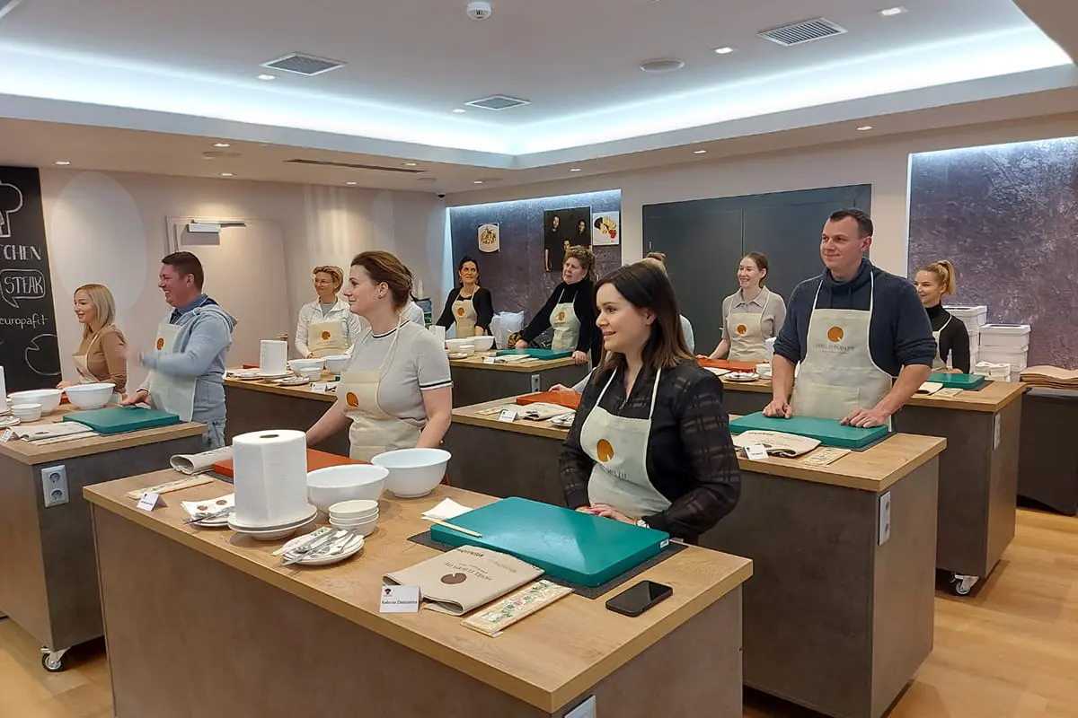 Résztvevők főznek a FitKitchen munkapultjainál