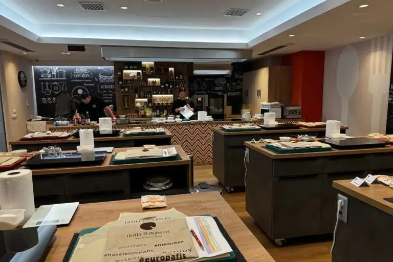 A FitKitchen stúdió előkészített munkapultjai